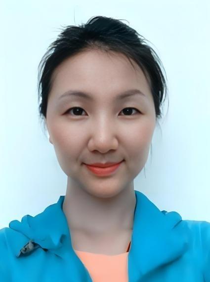 2012年，一架飞往乌鲁木齐的客机升至5000米高空时，一位空姐突然推着餐车猛撞