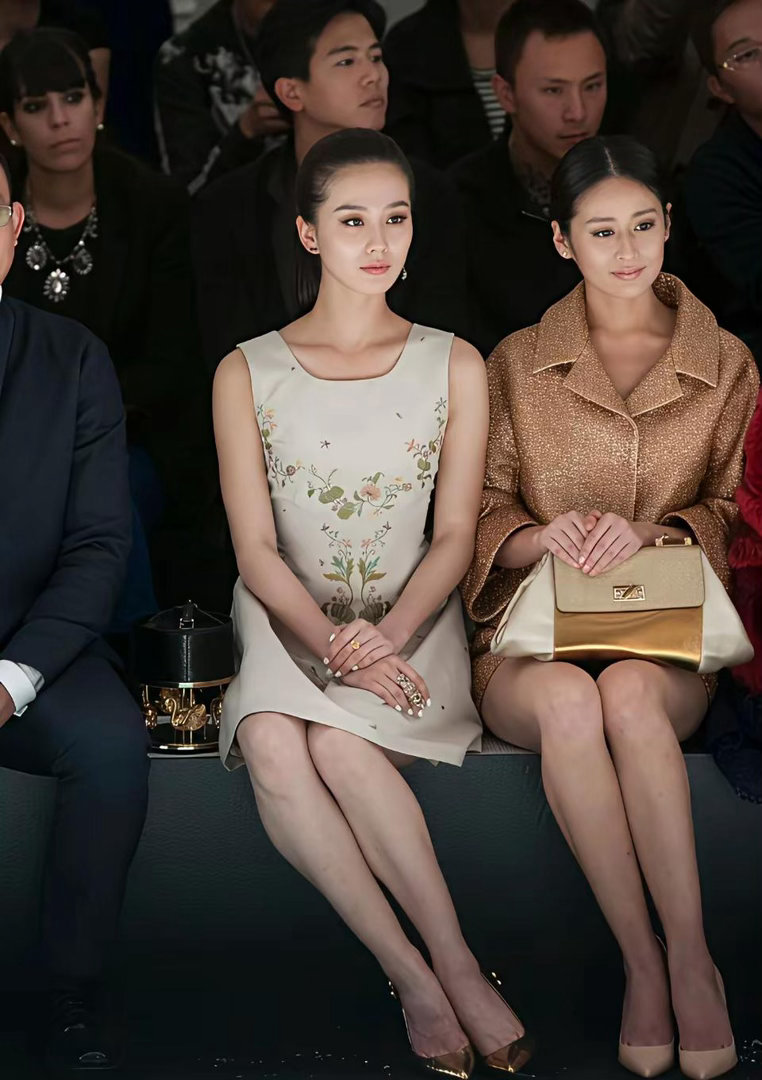 刘诗诗身姿清雅曼妙，气质绝尘，独特韵味直击人心。