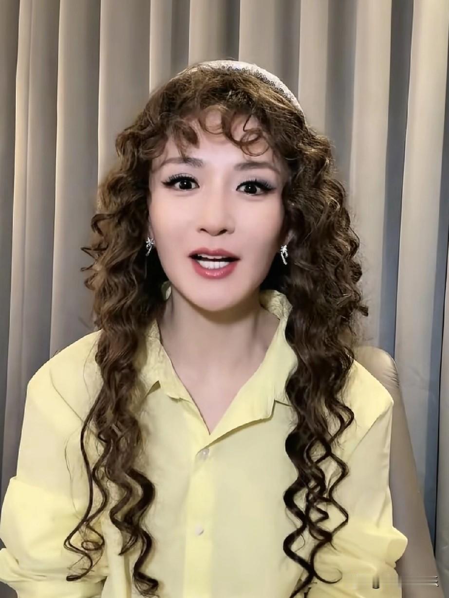 看完谢娜直播，突然觉得大家都应该向她道歉。开巡回演唱会不是她自己要开的，是
