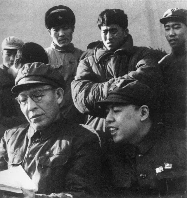 能认出照片上前面两个人叫什么的，我都得叫您一声历史老师。