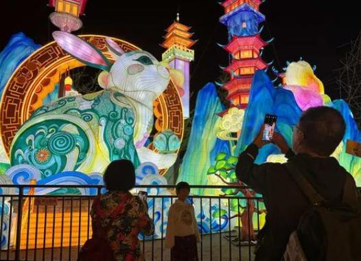 中秋节国庆节眼瞅着就要到了，今年的旅游市场，先冒出来一个跟往年不太一样的动静：年