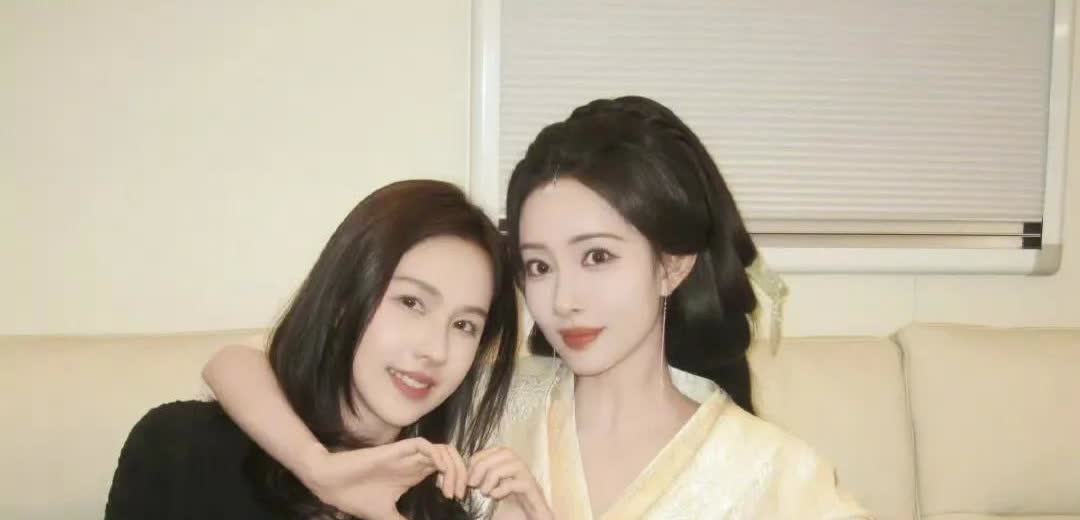 陈都灵去探班孟子义，俩人在一起贴贴自拍，网友开始360度无死角比较。颜值方面