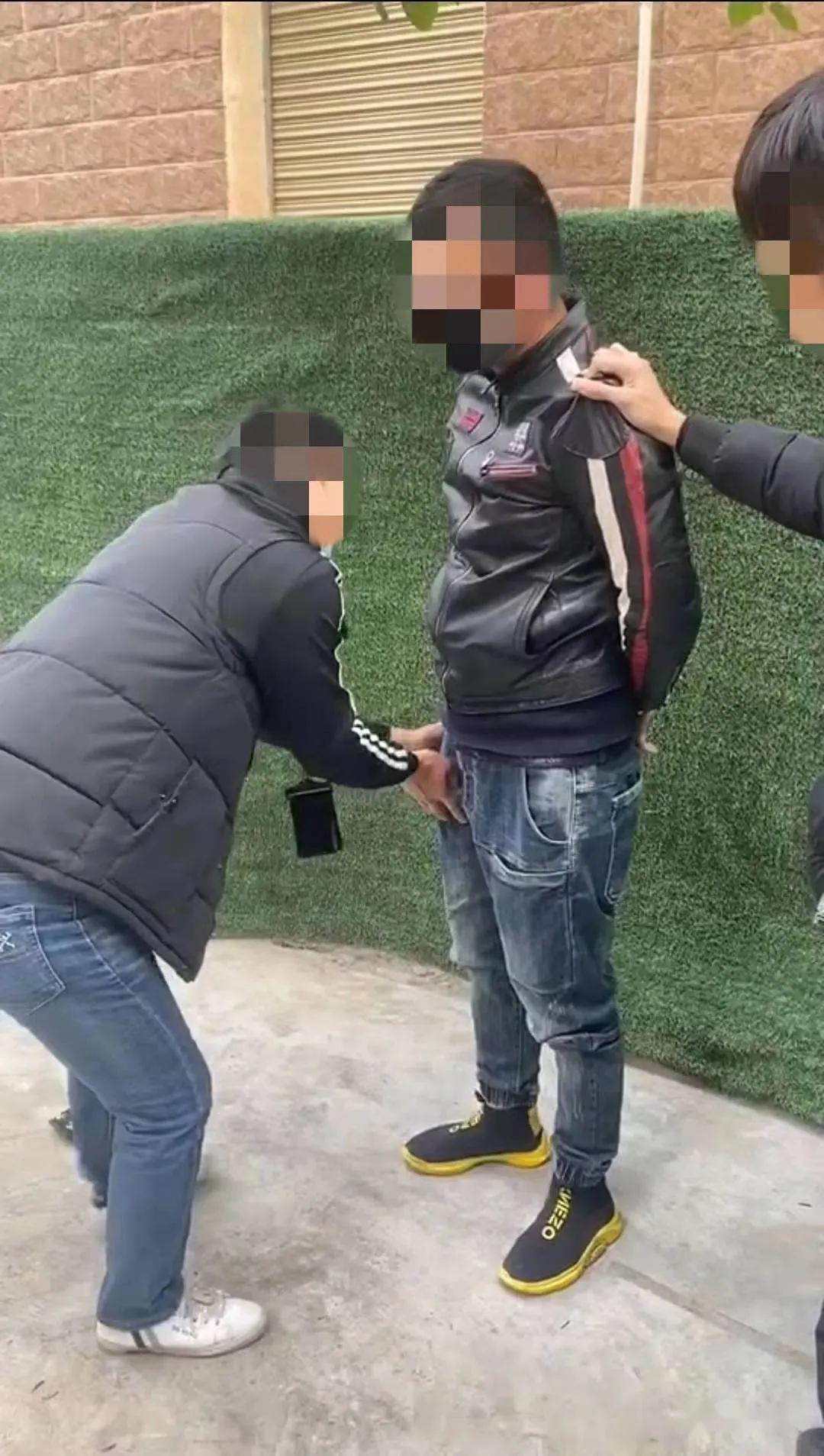 湖北武汉，一男子将价值2.3万元的摩托车挂网上卖，没想到当天就来了买主，可是当钥