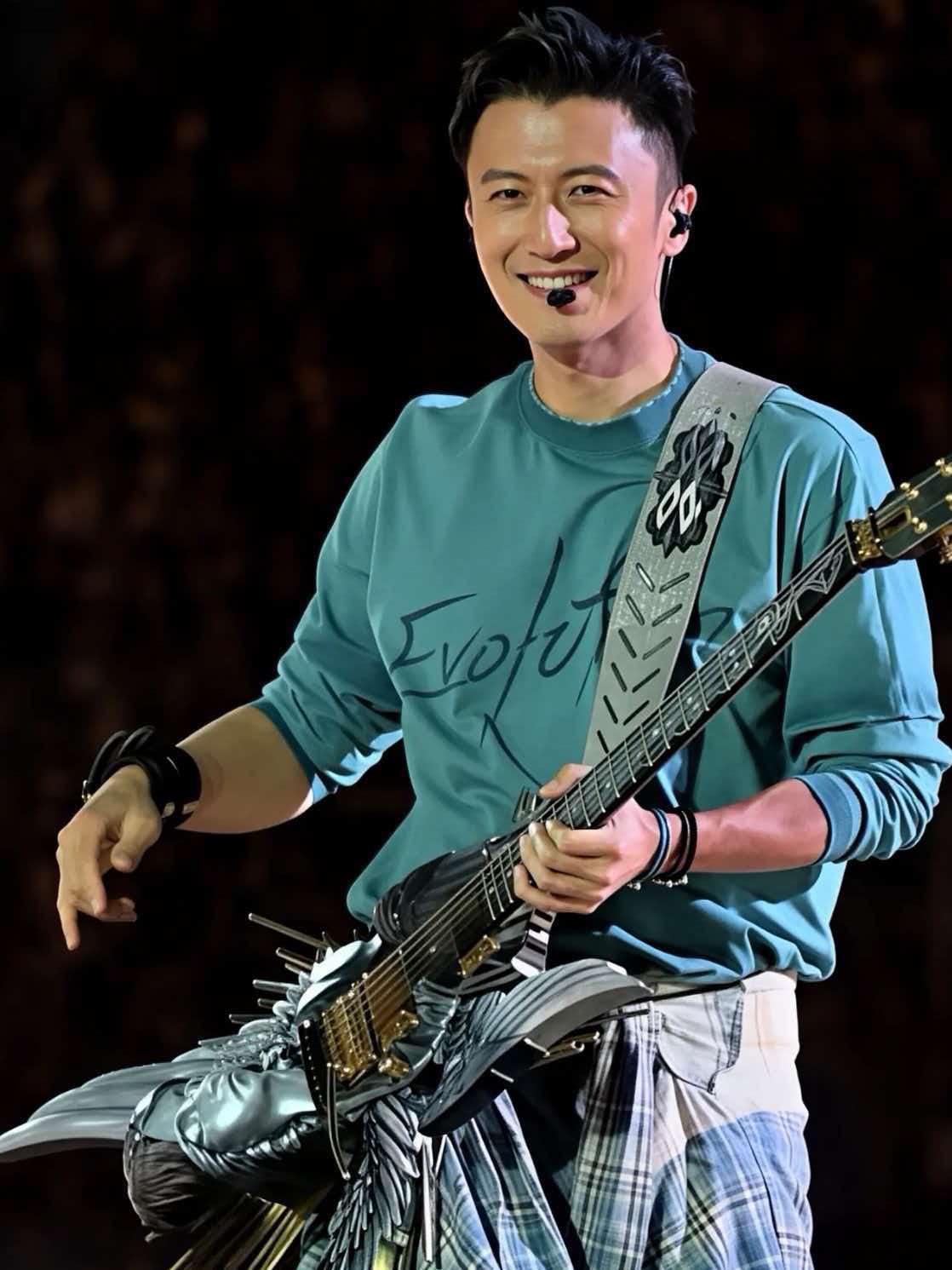 终于明白了，谢霆锋这次在沈阳演唱会上秀恩爱，为什么会被吐槽？主要有三个原因。