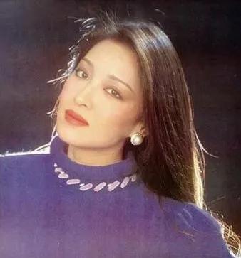 胡因梦本来是单眼皮美女，进入演艺圈后，这双没有立体美感的“肿眼泡”，被取笑为