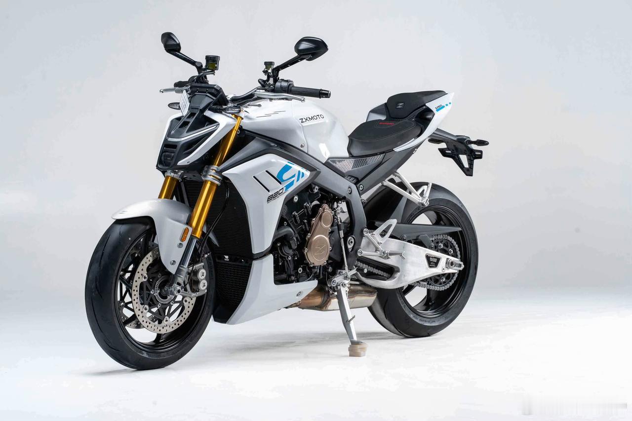 张雪机车的新车型发布了！可以说这款车型得到了前所未有的关注，远远超过了摩托车界的