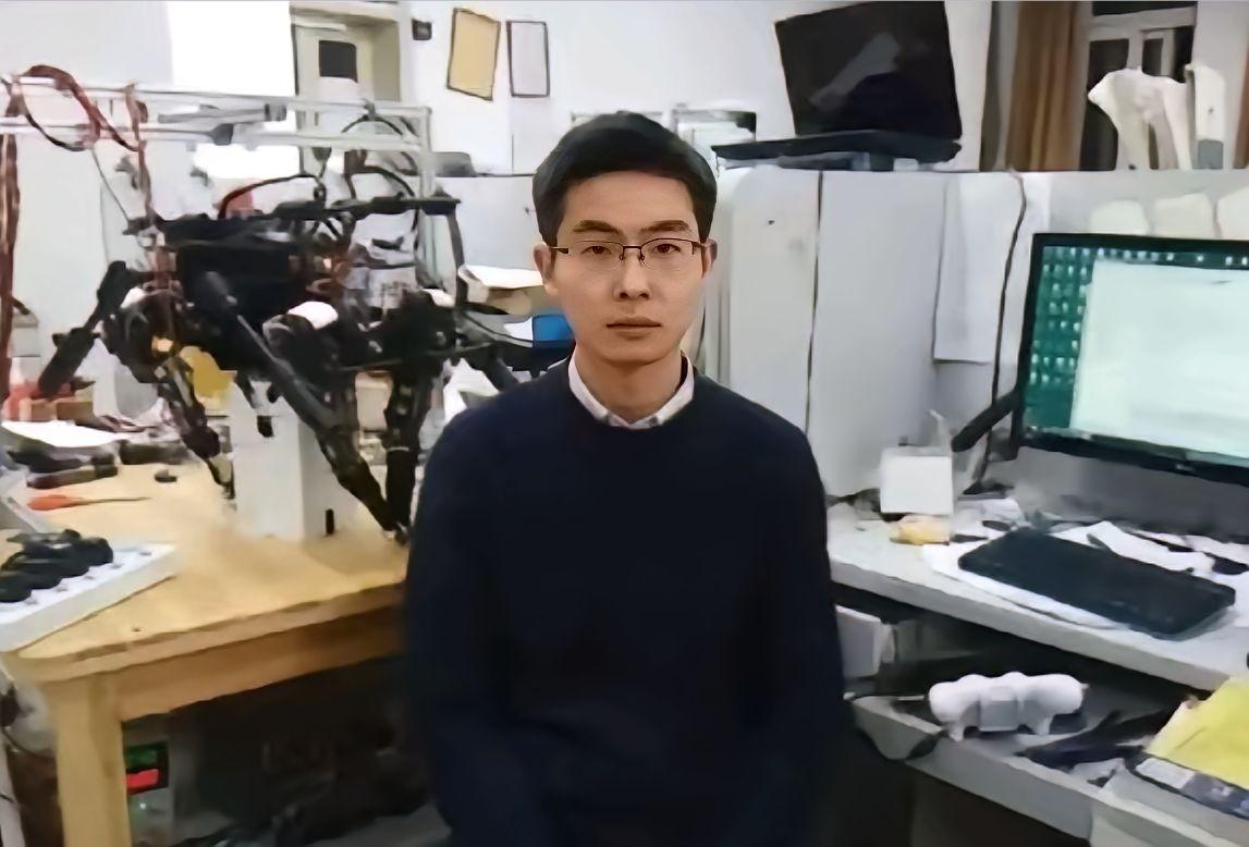 一条九年前的相亲帖，把王兴兴送上了热搜。帖子里没写"百亿估值"，没提"人形机器人