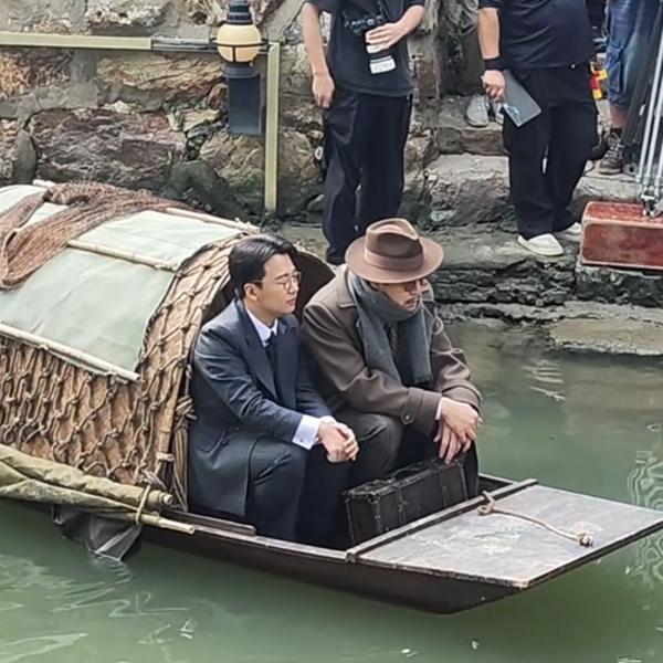 郭麒麟在常州焦溪古镇拍戏被路人围观，路透被曝光。在常州某公园拍戏的时候，郭麒麟穿