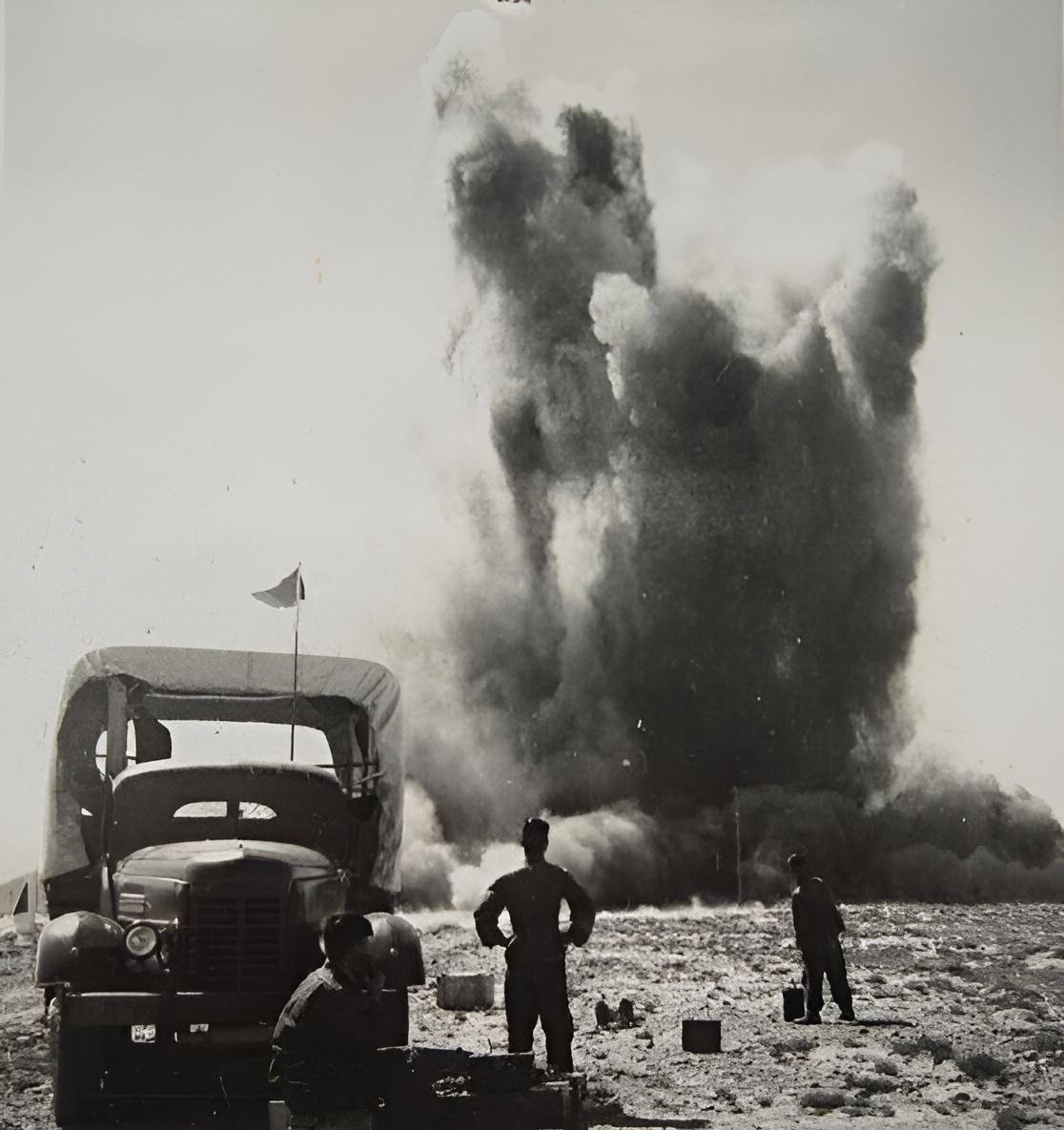 1956年，甘肃酒泉郊外一辆卡车旁，几个男子飞快按下起爆器。只听一声巨响，霎那间