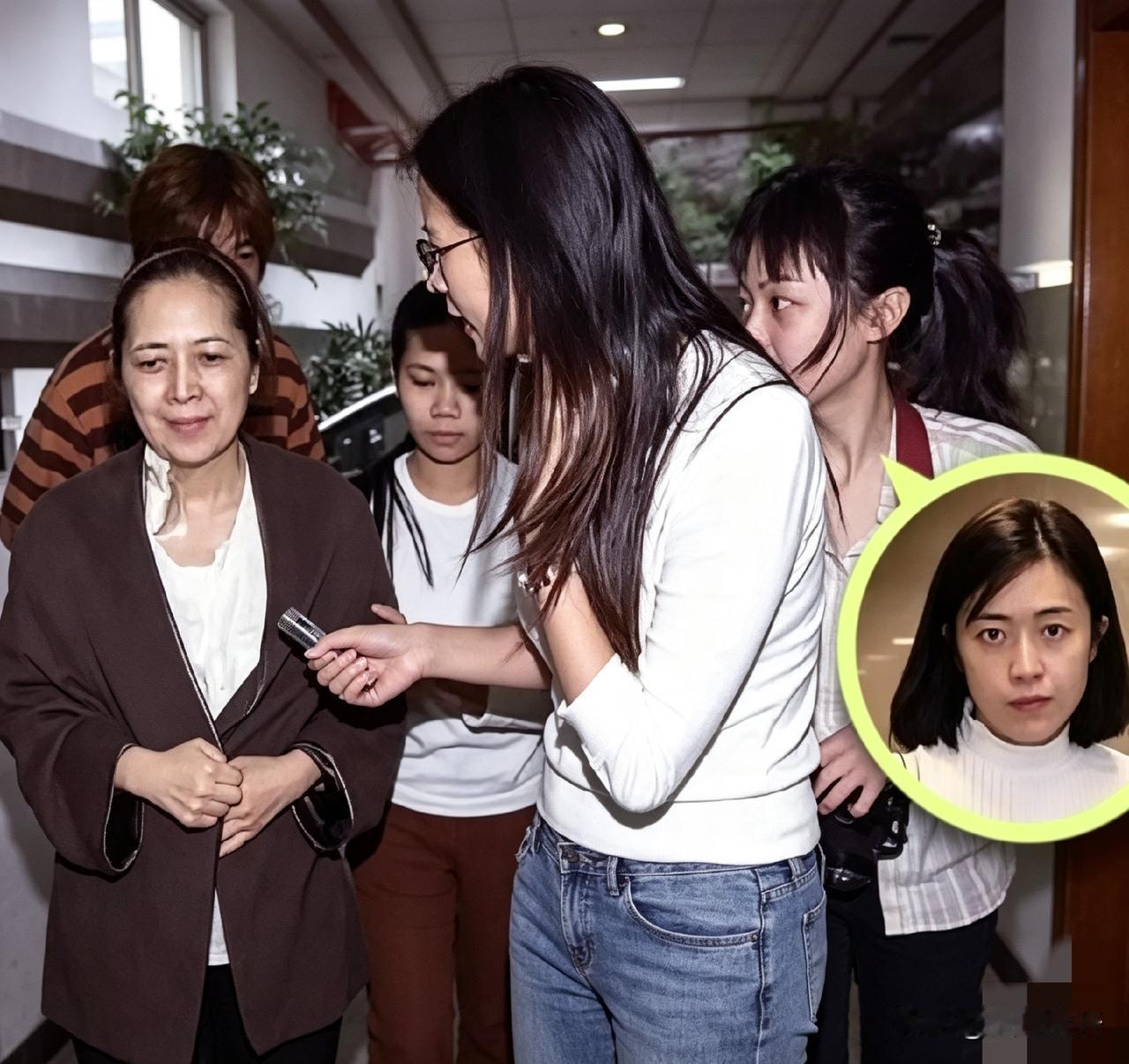 当年刘銮雄原配宝咏琴出院那会儿，甘比还只是个小报记者，跟着一帮同行去堵她采访。谁