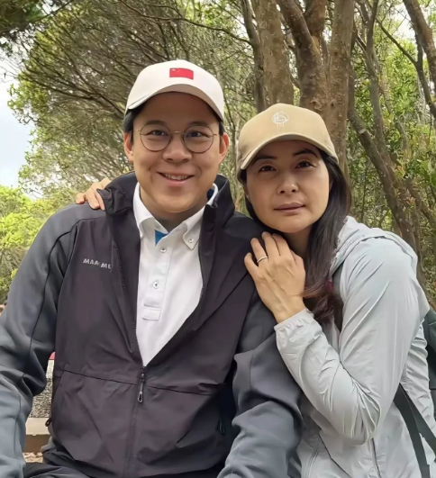 霍启刚什么都好，就是有一个小毛病，怕老婆。你说霍启刚一个堂堂的富家少爷，