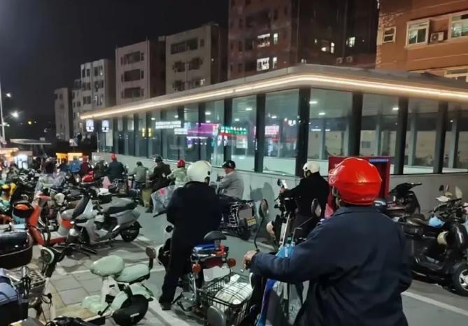 深圳“摩的”打人事件越闹越大。就算别人不愿意做，也不能打人啊！本来深圳就想整顿“
