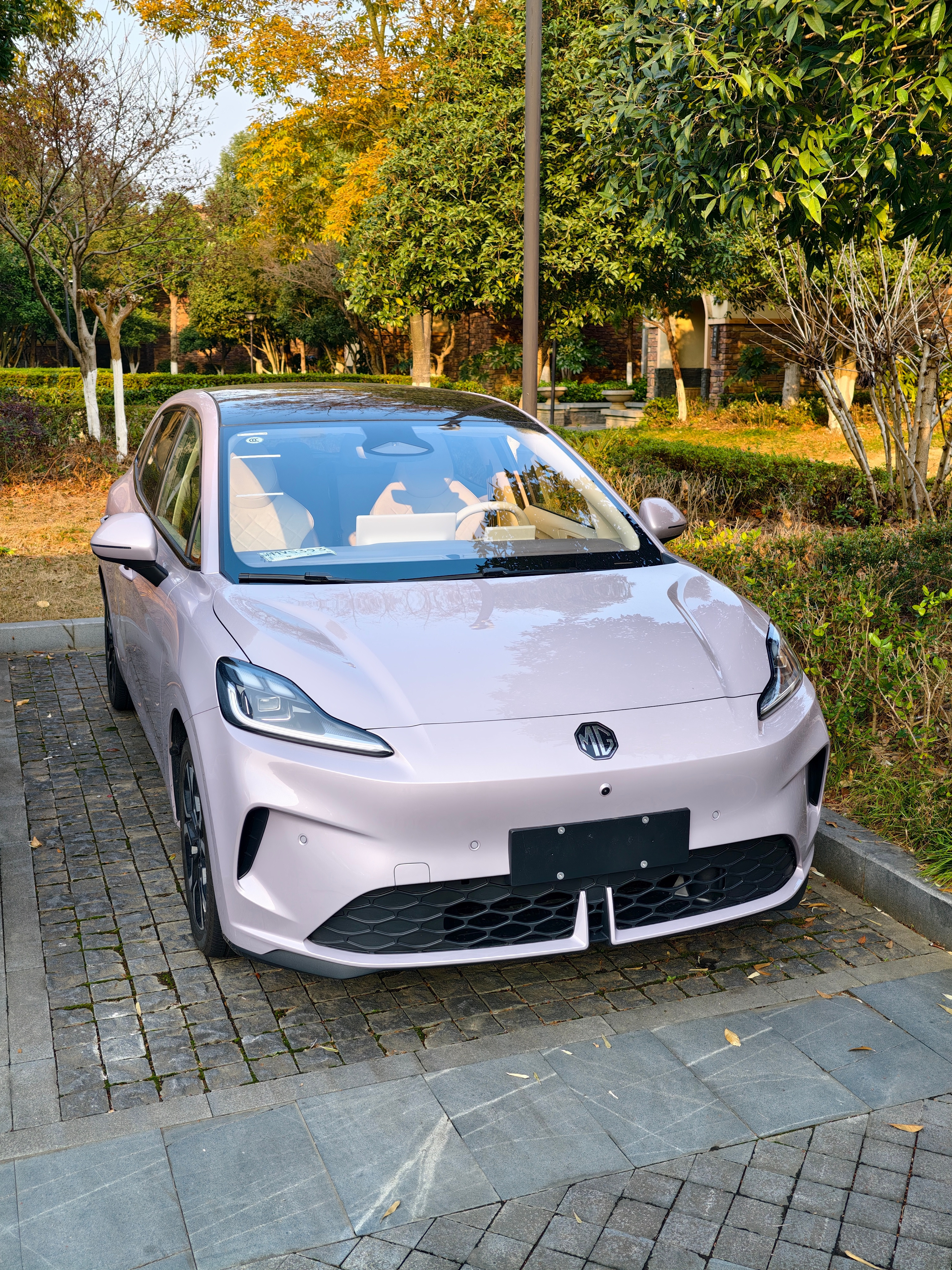 偶遇名爵MG4还是第一次线下看到这个空调出风口有点意思尾灯是个大箭头挺有辨识度的