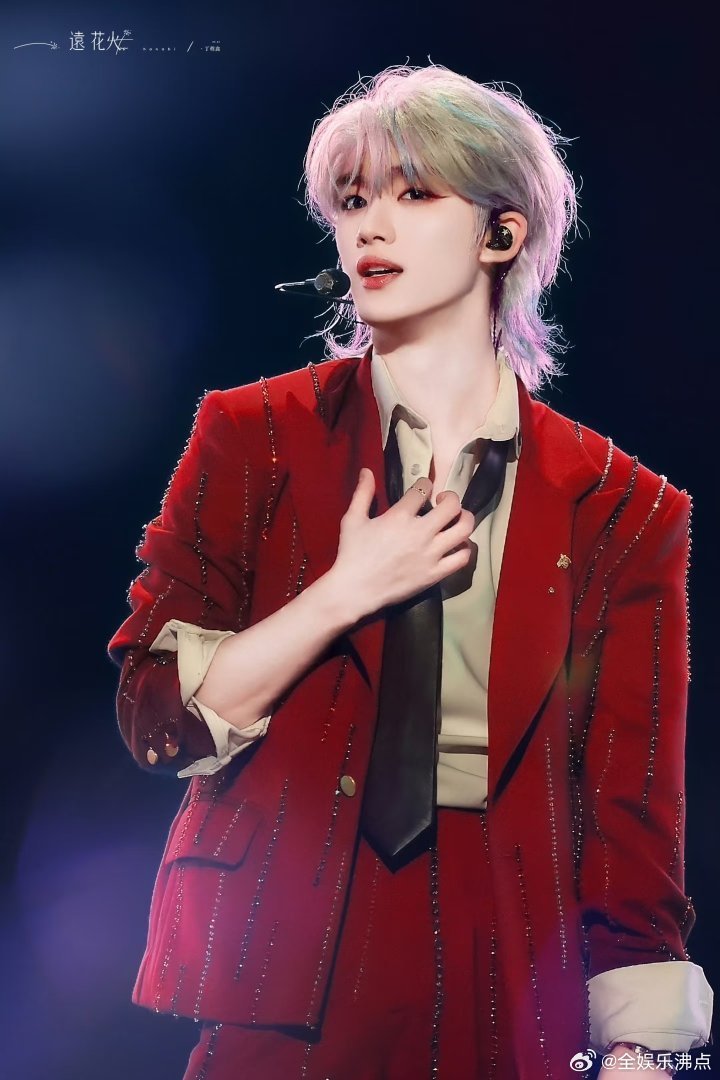 王鹤棣丁程鑫才下班啊亲爱的客栈王鹤棣忙到凌晨才下班，丁程鑫一句“才下班？”满是