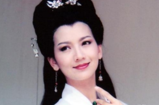 1975年，21岁的赵雅芝嫁给了31岁的香港名医黄汉伟，婚后仅三年，赵雅芝便与已