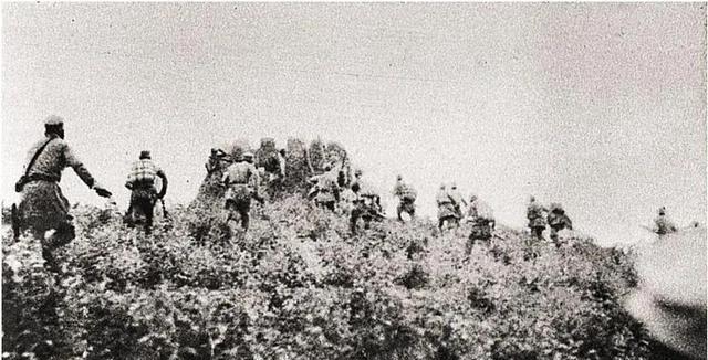 1944年9月3日上午，记者铮石目睹南河滩上，鲁中八路军100多把刺刀对抗日军同