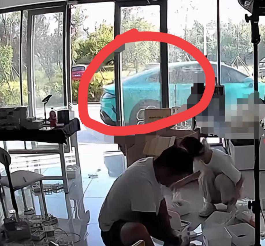 山东威海这事儿看得人后背发凉！夫妻在店里忙活着，门口的新能源车居然自己“溜”了，