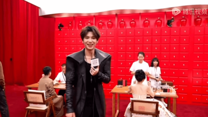 谁来救救这个黄明昊黄明昊的“话筒奇遇记”更新了！最新剧情：帅哥和话筒的友谊遭遇