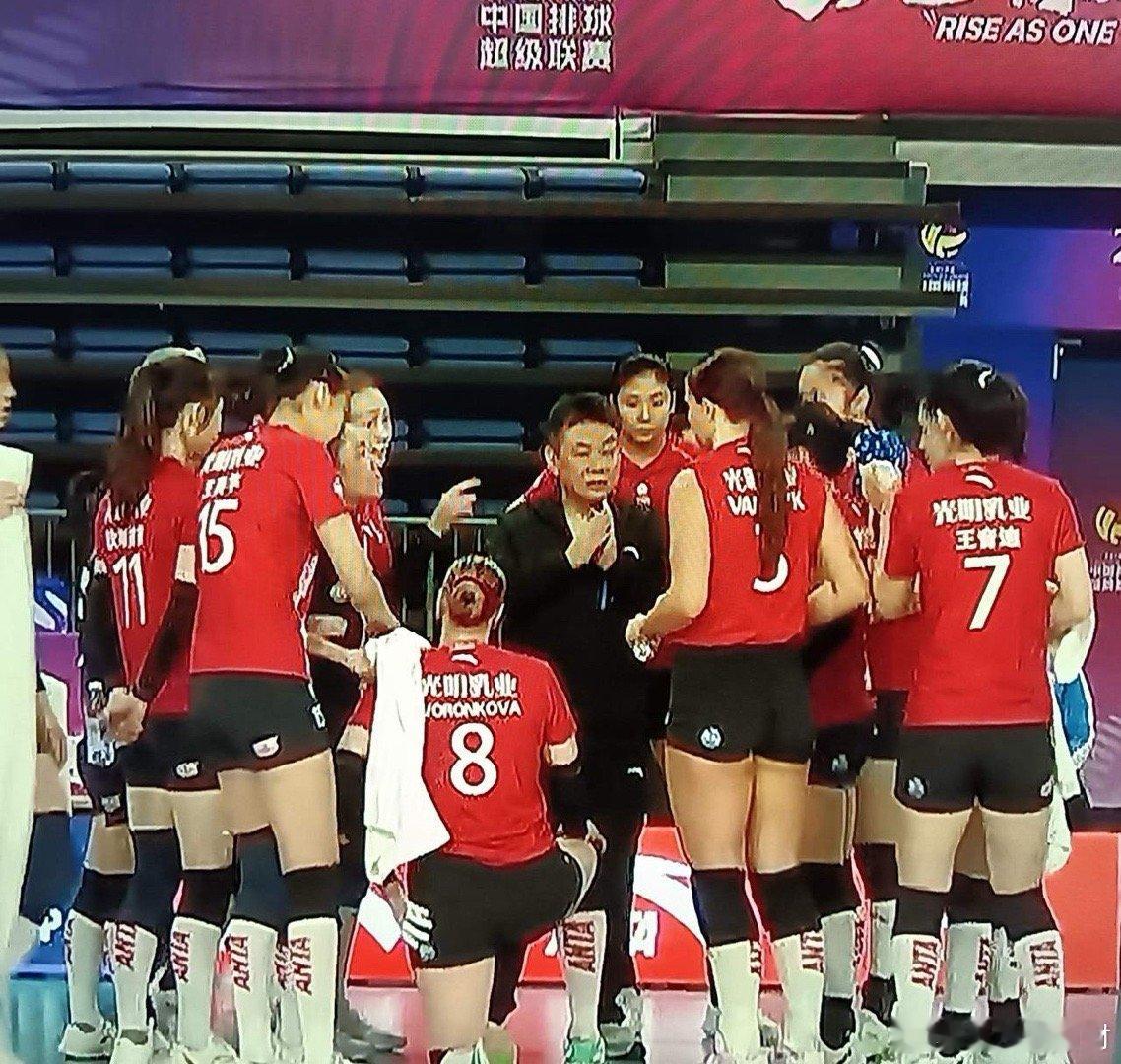 天津女排捡漏成功，排名再进一名。随着上海女排3：0山东女排，上海女排积17分，山