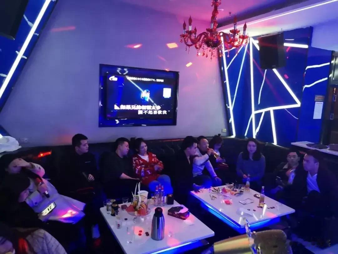 齐齐哈尔，2010年。晚上无聊，拉着博士还带上了两个小弟一起去唱歌。博士是上