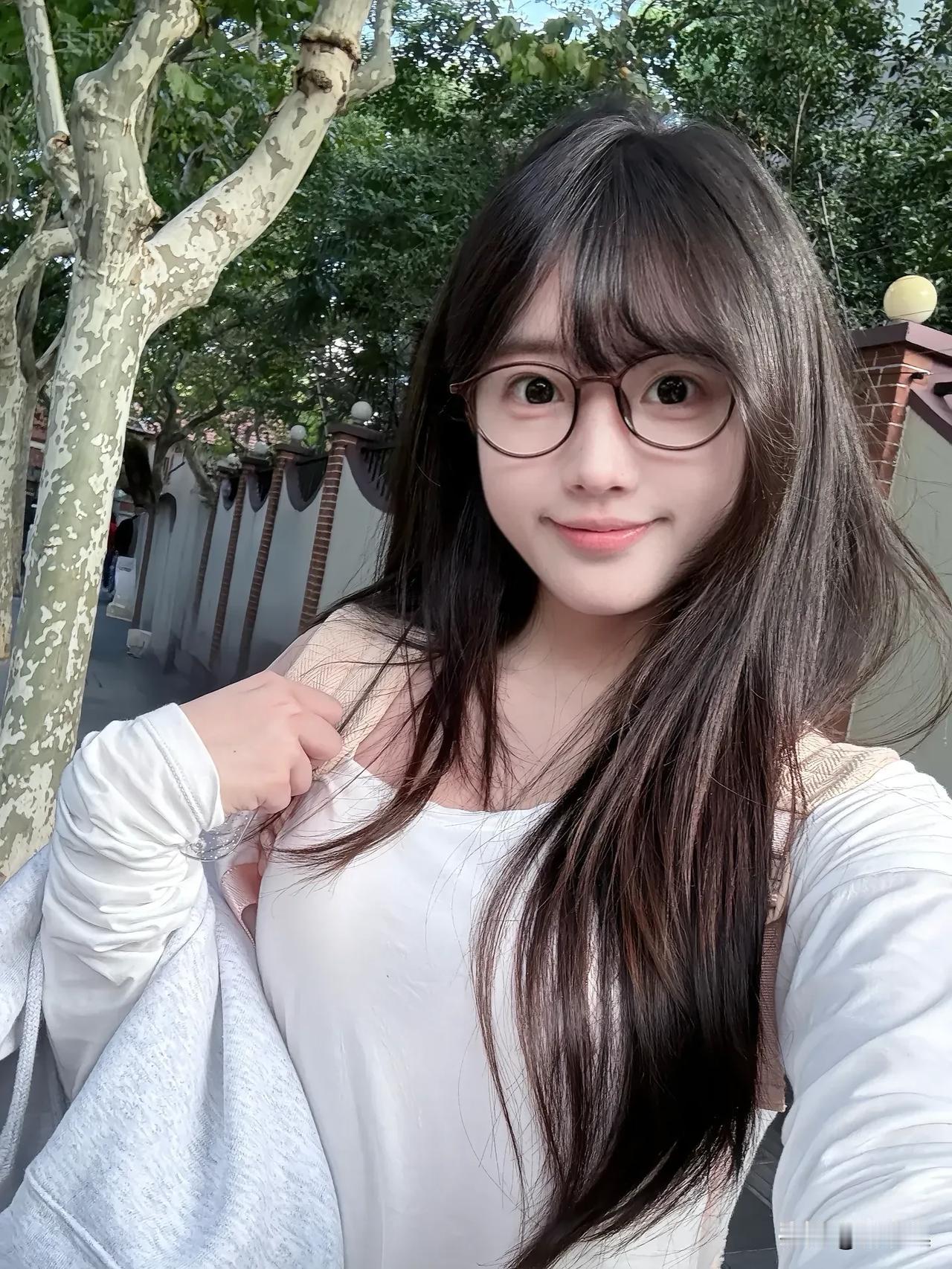 镜中人影，笑语盈盈。