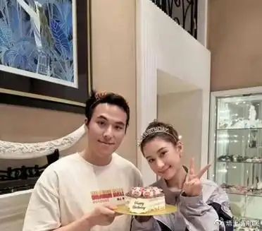 何超莲34岁生日全家福曝光🥳老公窦骁零点卡点送上祝福，丸子头搭短裤，看着像24