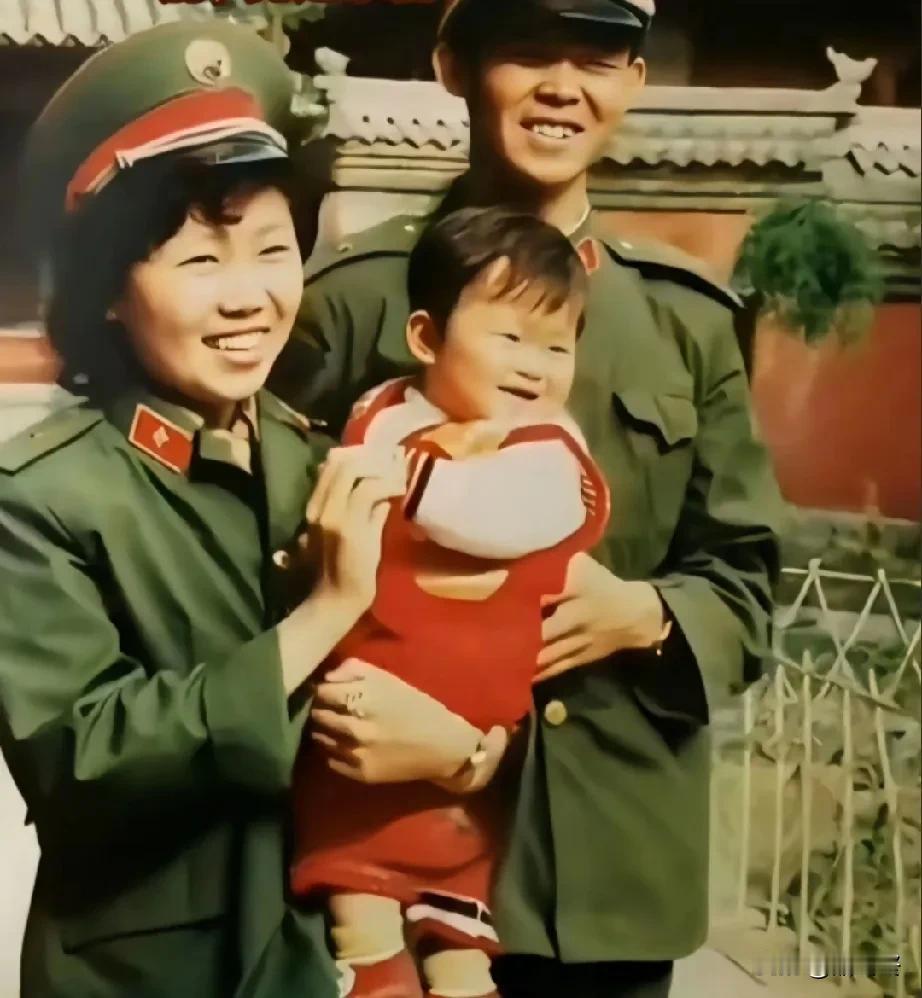 这是一对军人夫妻，女的叫于燕萍，男的叫傅平山，他在出征前与妻女的合影。傅平山