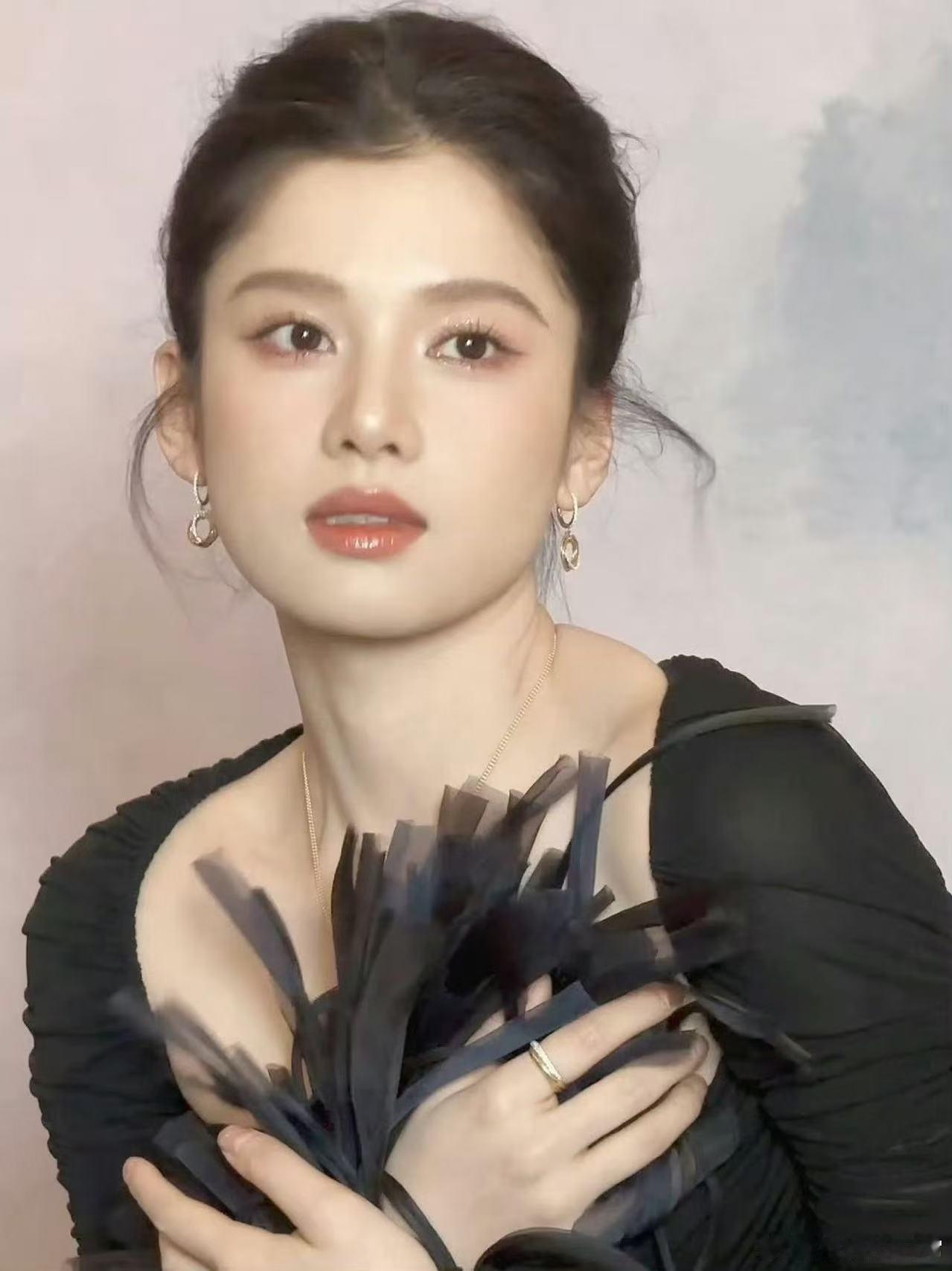 张婧仪live的神张婧仪的美貌真的是从内而外的自信与力量，她的每一张live图