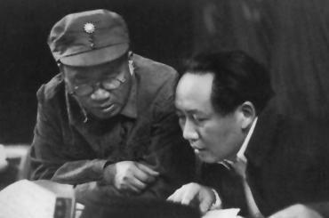 朱德的人格力量有多大？伟大领袖毛主席说：朱德是人民的光荣；周恩来说：举世公认，你