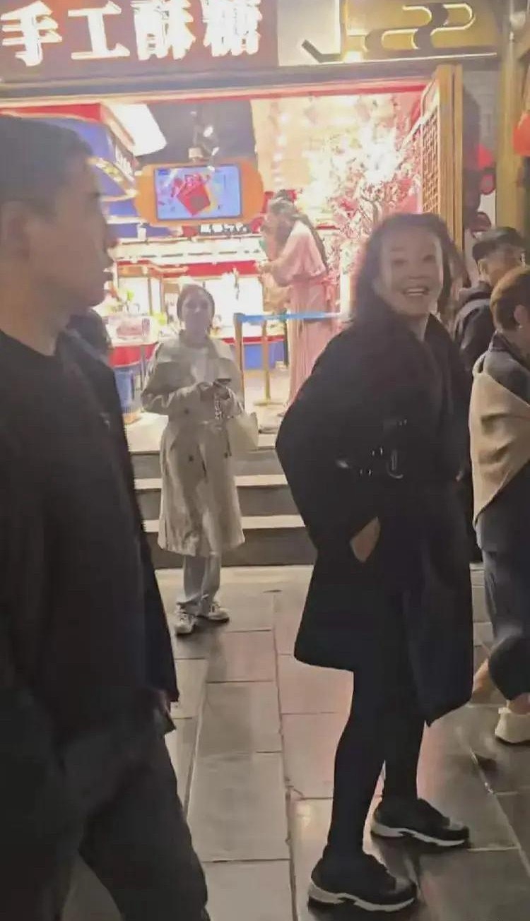 张兰现身成都宽窄巷子，67岁状态非常好，一点都没有老人味，像是四五十岁的中年人，
