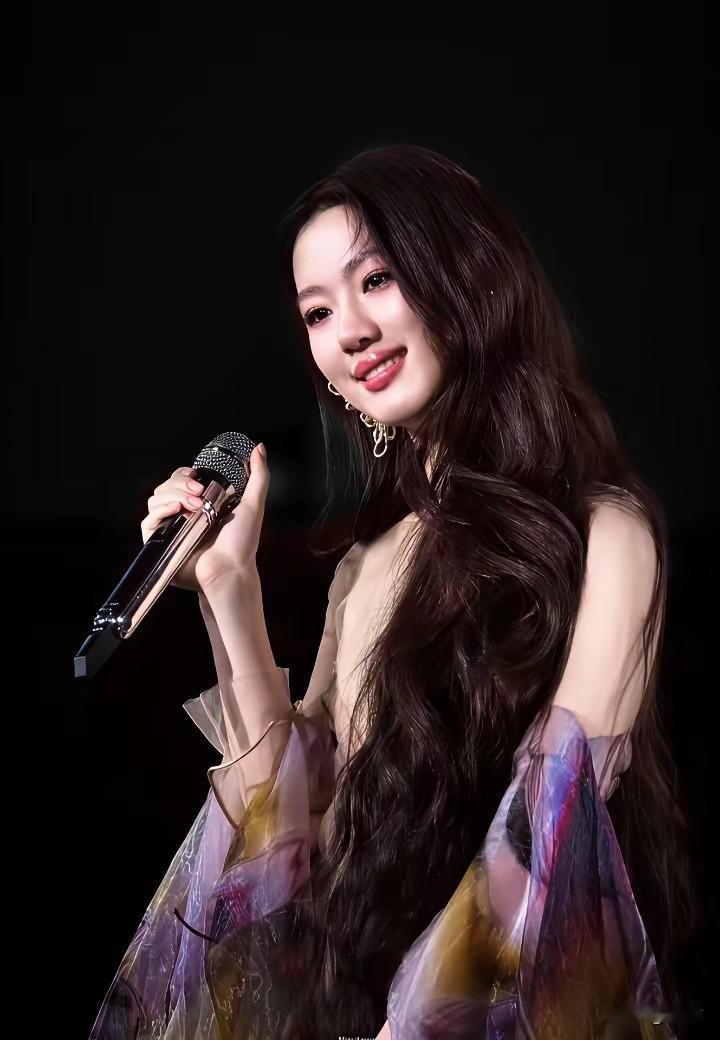单依纯的“质感”音乐让她与其他新生代歌手截然不同。现场表演质感从没有她这样