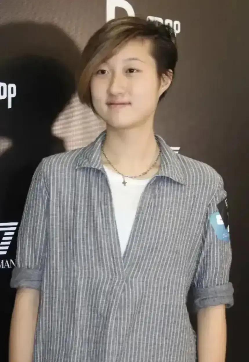 香港街头偶遇吴卓林，月薪两万做设计昨天尖沙咀商场，她穿着工装裤在电脑店挑显示器