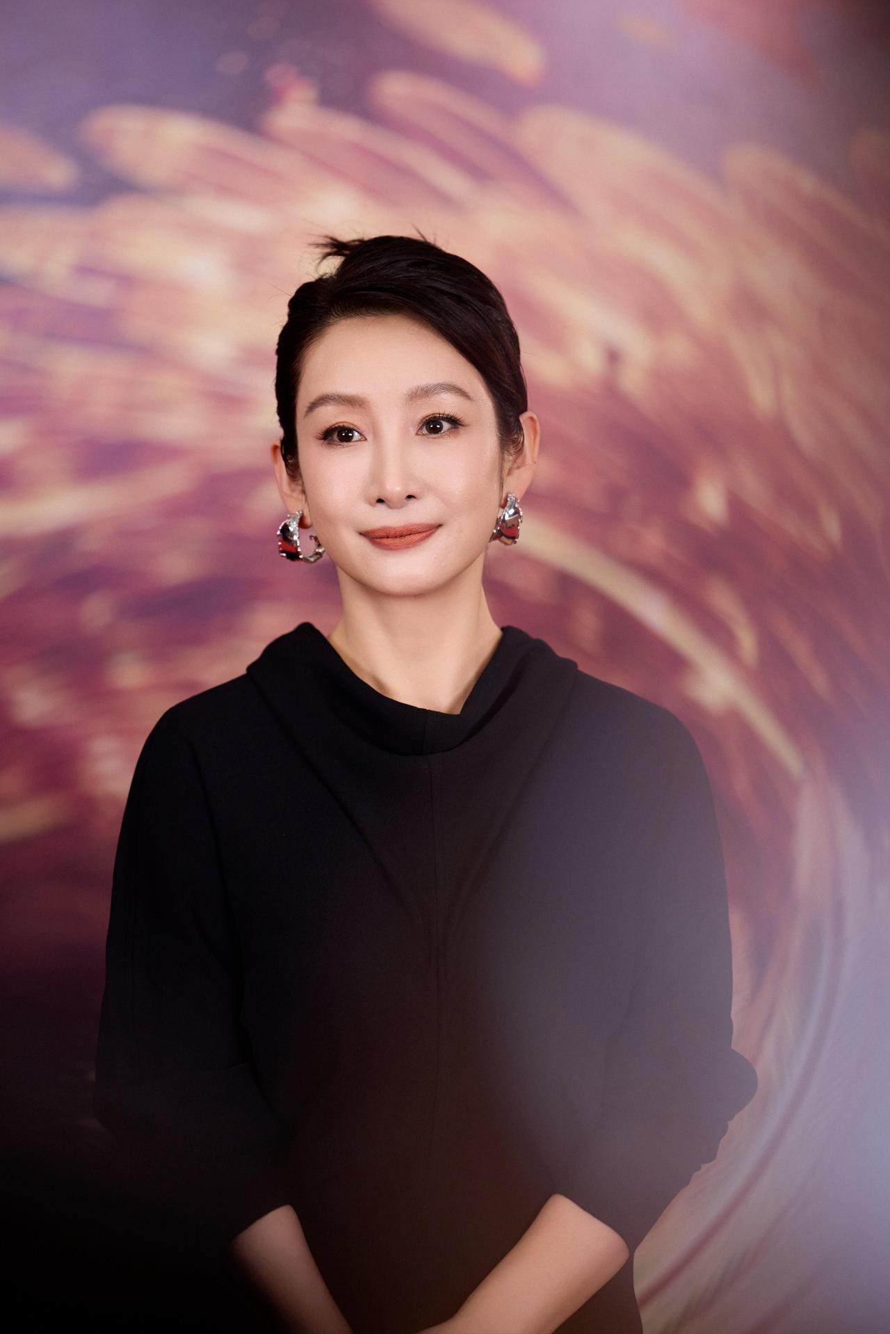 早年凭借《榴莲飘飘》一举拿下金马影后，起点极高。她的表演很少刻意煽情，擅长用细微