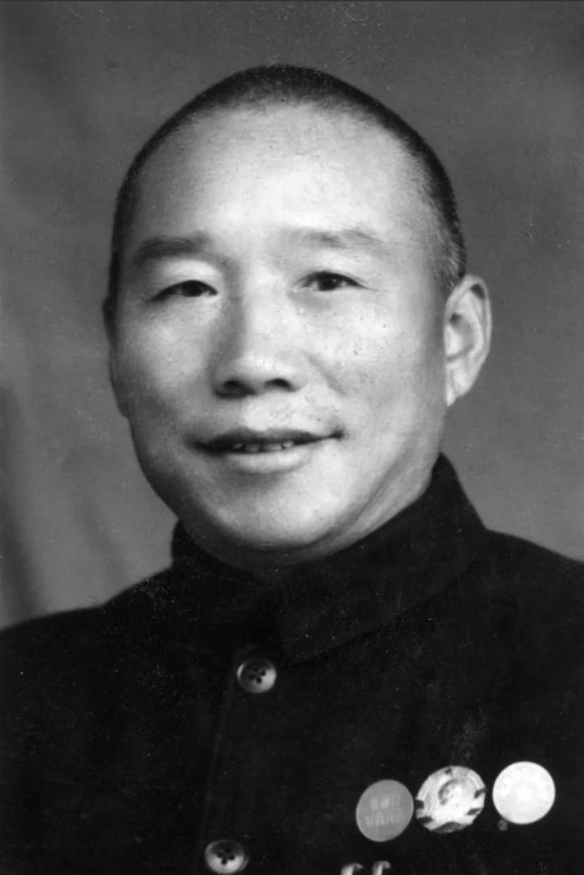 1948年，解放军抓了个可怜伙夫，看他年纪大，还发路费让回家，谁能想到，