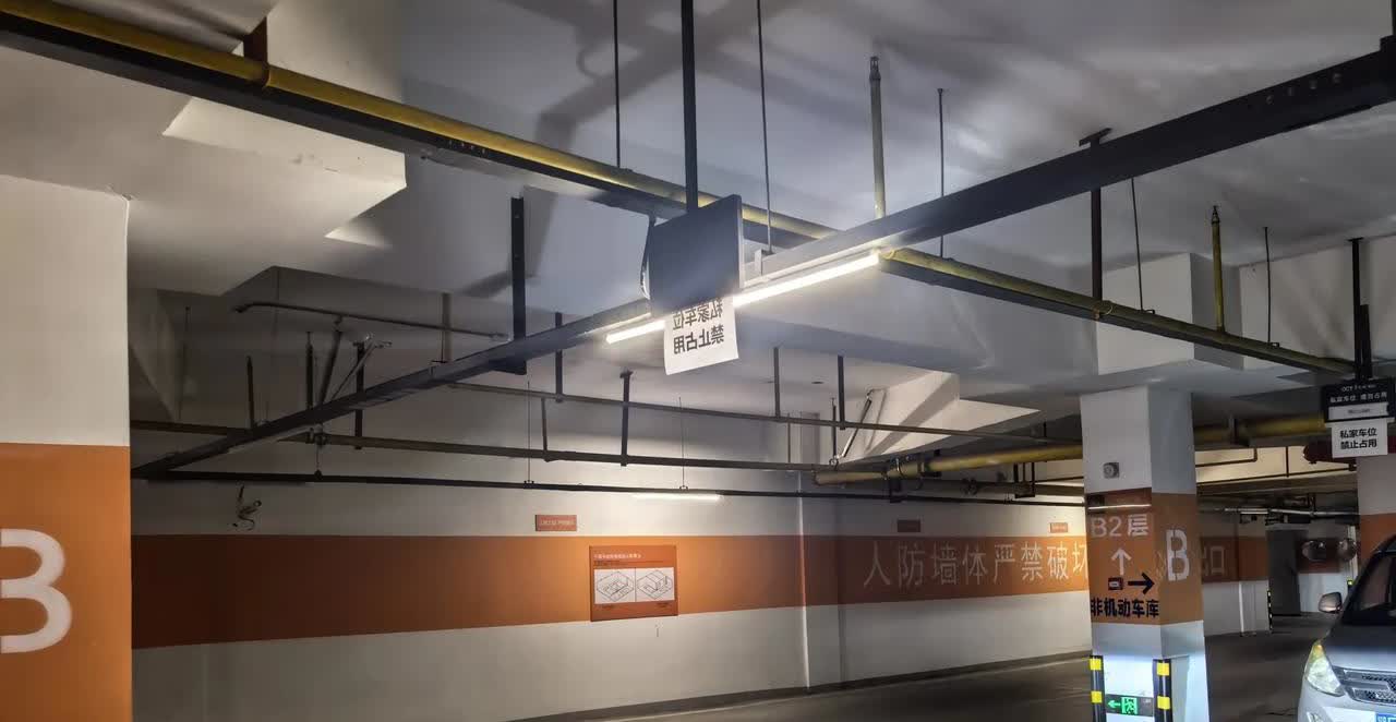 把问界M5停到阴凉的地下车库，不到50分钟的时间，车内温度上升了十几度，正常吗？