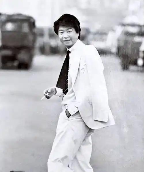 蔡澜说：“追女生的战线越长，成功的几率就会越低。我告诉你一个原则，我叫他333原