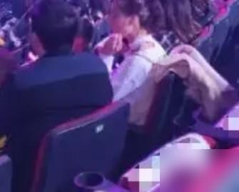 有一位著名歌唱家到一座城市演出，当看到了在场有很多空座位时，他从容的走上了舞台对