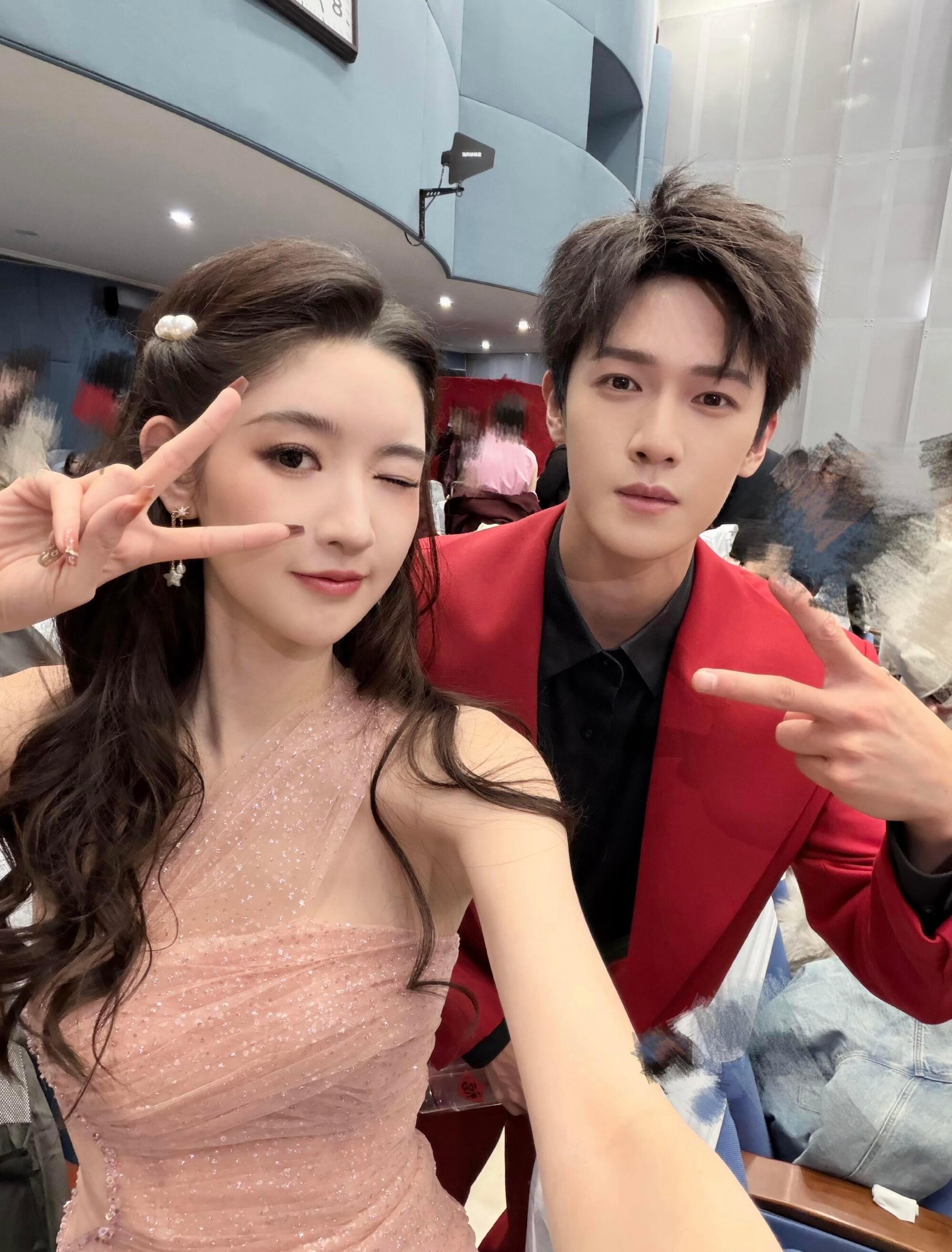 王玉雯更新后台合照社交悍匪名不虚传王姐的合照就是一个大写的美貌！！王玉雯|