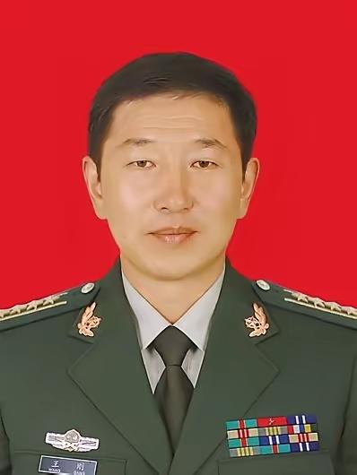 🌛他扎根南疆反恐一线三十余载。2002年2月，在处置暴恐事件中，他一脚踢开