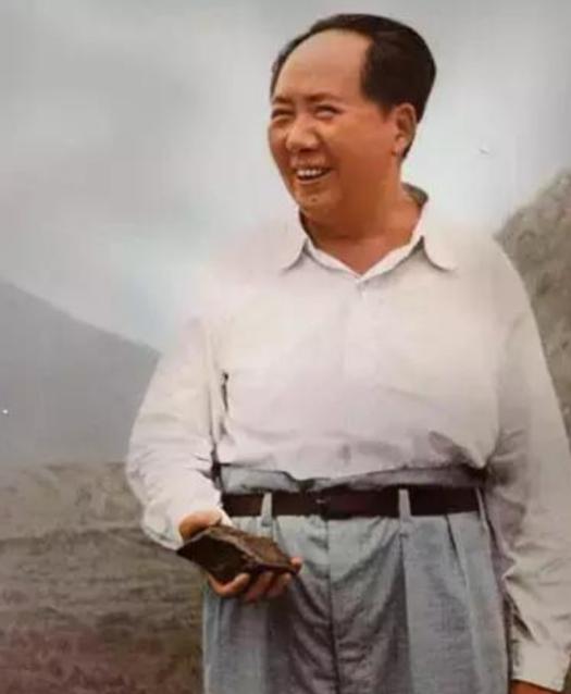 1893年毛泽东出生几天之后，他母亲文七妹由于之前生过两胎，都在襁褓中就夭折了，