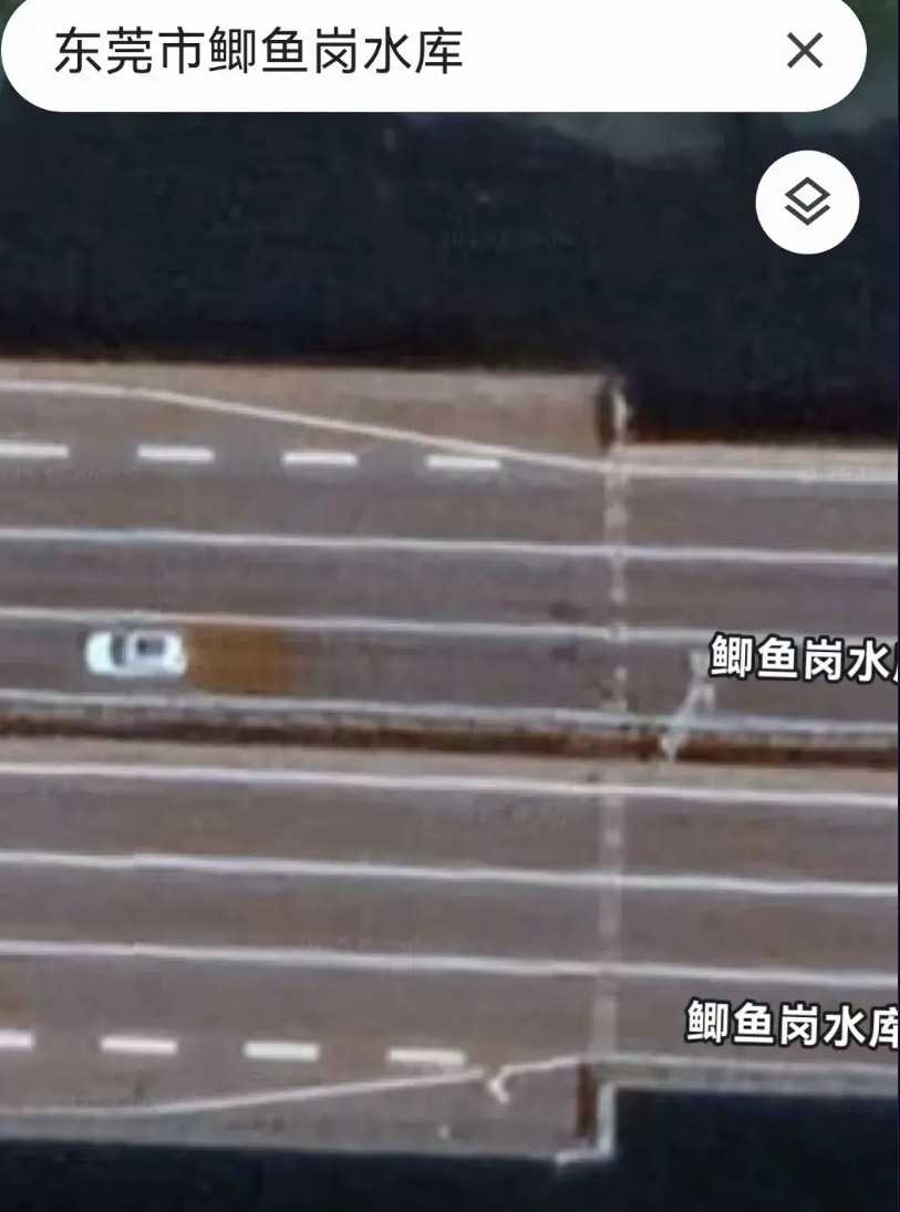 小车坠桥5人死亡事件，司机明显到了桥口来不及变道，大概开车注意力不集中导致，也可
