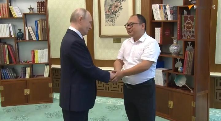 5月20日下午，俄罗斯总统普京在钓鱼台国宾馆会见了一位特殊的客人。他既不是副总理