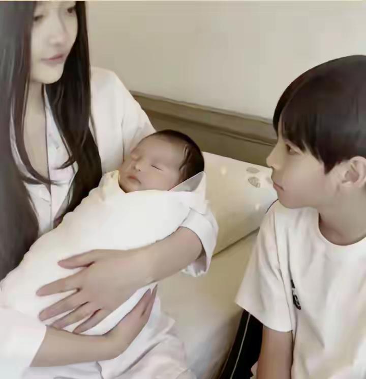 小玥儿把弟弟抱在怀里那个眼神，突然就看懂了很多事。以前总替这两个孩子揪心，经