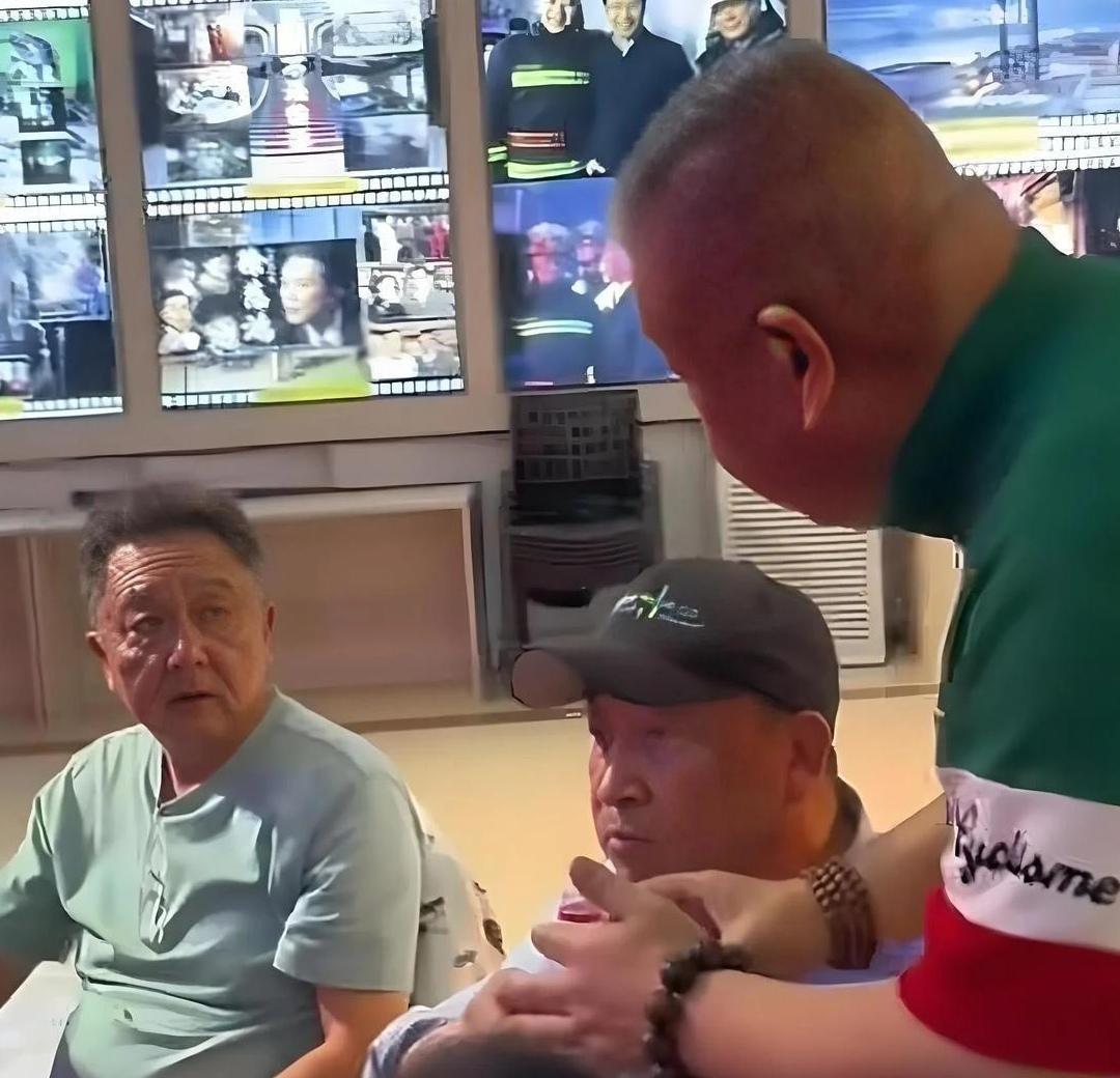 姜昆整场只喝矿泉水，结账时掏出手机买了8888元的单，小票被服务员拍照传了出去。