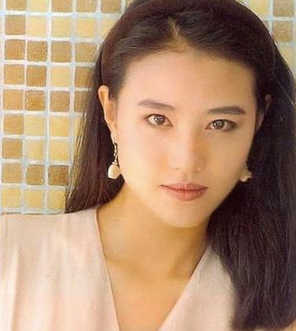 1990年，娱乐圈老大哥吕良伟，同当时刚冒头的小明星黎明在迪斯高狭路相逢，双方大