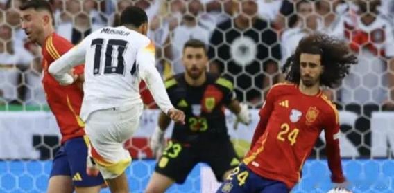 PTSD了？当值德国籍VAR裁判提醒主裁河南队后卫用手阻挡射门12月6日讯足协