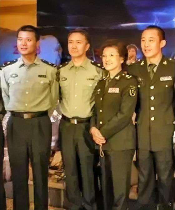 四位老演员的合影，左边的是刘之冰和李幼斌，右边的两位是谁？特别是女演员，演了好多