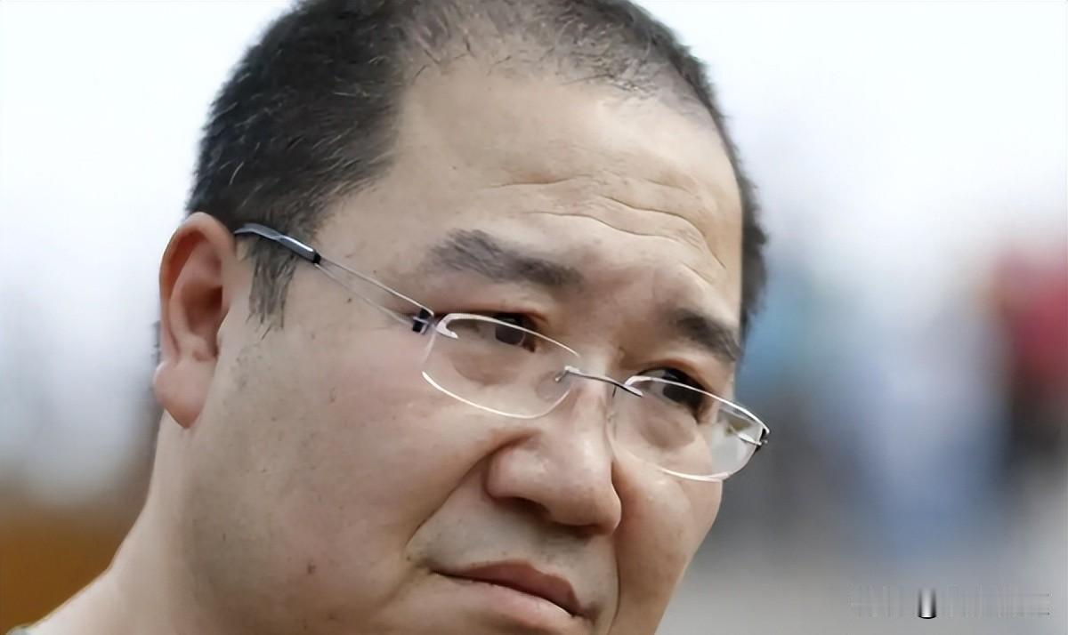 英达家的年夜饭冷着，巴图孙子叫宋，英达还在改剧本。春节前刷到宋丹丹发全家福，红