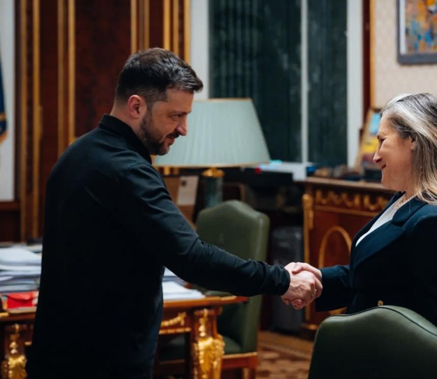 泽连斯基和经济顾问握手时，眼神有点特别啊！泽连斯基看向对方的眼神是什么意思呢？