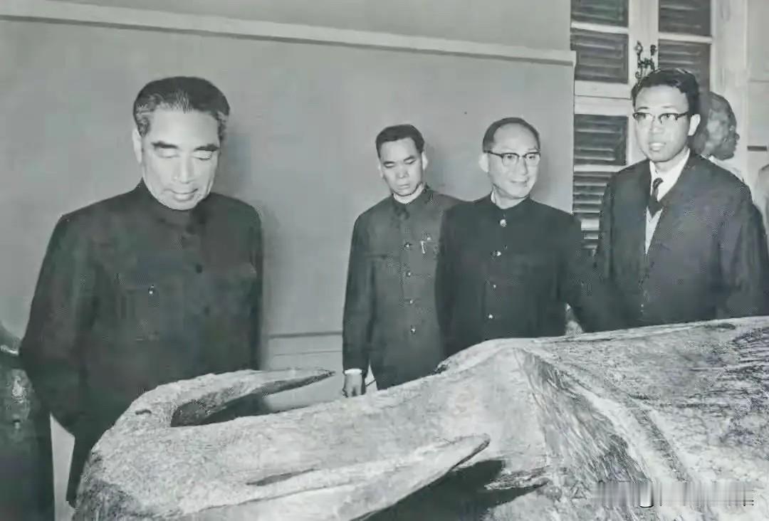 1964年1月28日，周恩来总理在卫士长成元功（左二）、调查部部长孔原（左三）、